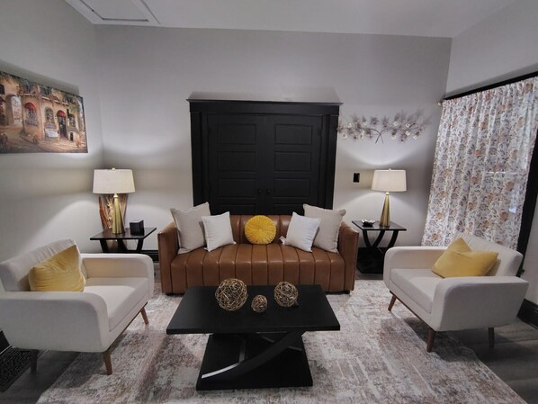 Smart TV - Charming Home Away in Louisville (Louisville)