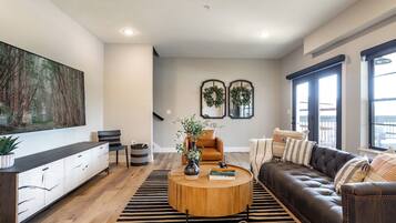 TV connectée, cheminée, jeux vidéo, table de tennis de table