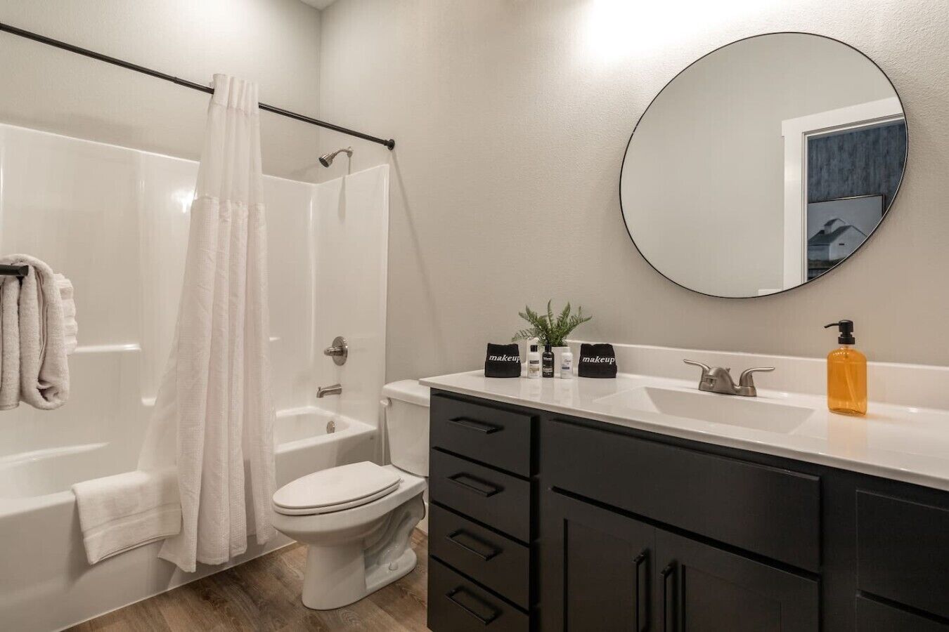 Une salle de bain avec une baignoire, des toilettes et un lavabo.