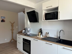 Een magnetron, een oven, een kookplaat, een vaatwasser