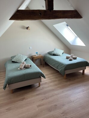 2 slaapkamers, een strijkplank/strijkijzer, internet, beddengoed