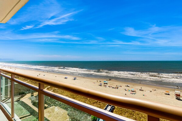 On the beach - 7th-floor oceanfront condo with pool, hot tub, private balcony & gym (North Myrtle Beach)