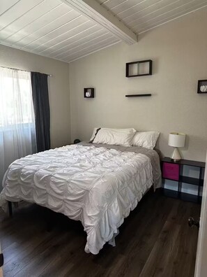 4 habitaciones, escritorio, tabla de planchar con plancha y wifi gratis 