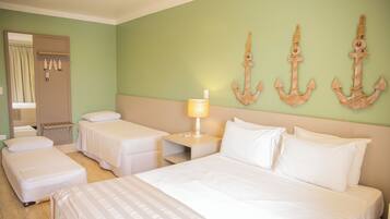 Quarto triplo standard, sacada | Cofres nos quartos, acesso para cadeiras de rodas