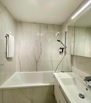 Hair dryer, towels, soap, toilet paper - 100 m2 apartment near Belvedere & central station (Wien)