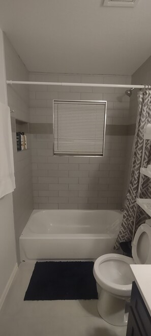 Ducha, toallas, jabón y papel higiénico