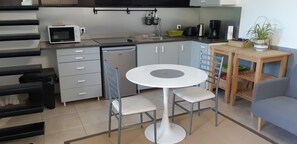 Microwave, stovetop - Loft-style studio facing the river in the village of Collobrières (Collobrières)