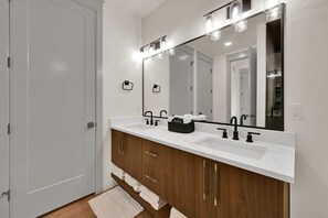 Een douche, een haardroger, handdoeken