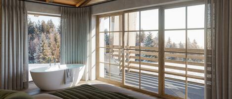 Duplex, vista para a montanha | Cofres nos quartos, cortinas blackout, ferros/tábuas de passar roupa