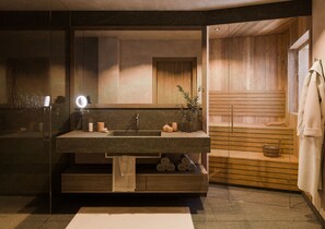 Dúplex, vistas a la montaña | Baño | Albornoces y zapatillas