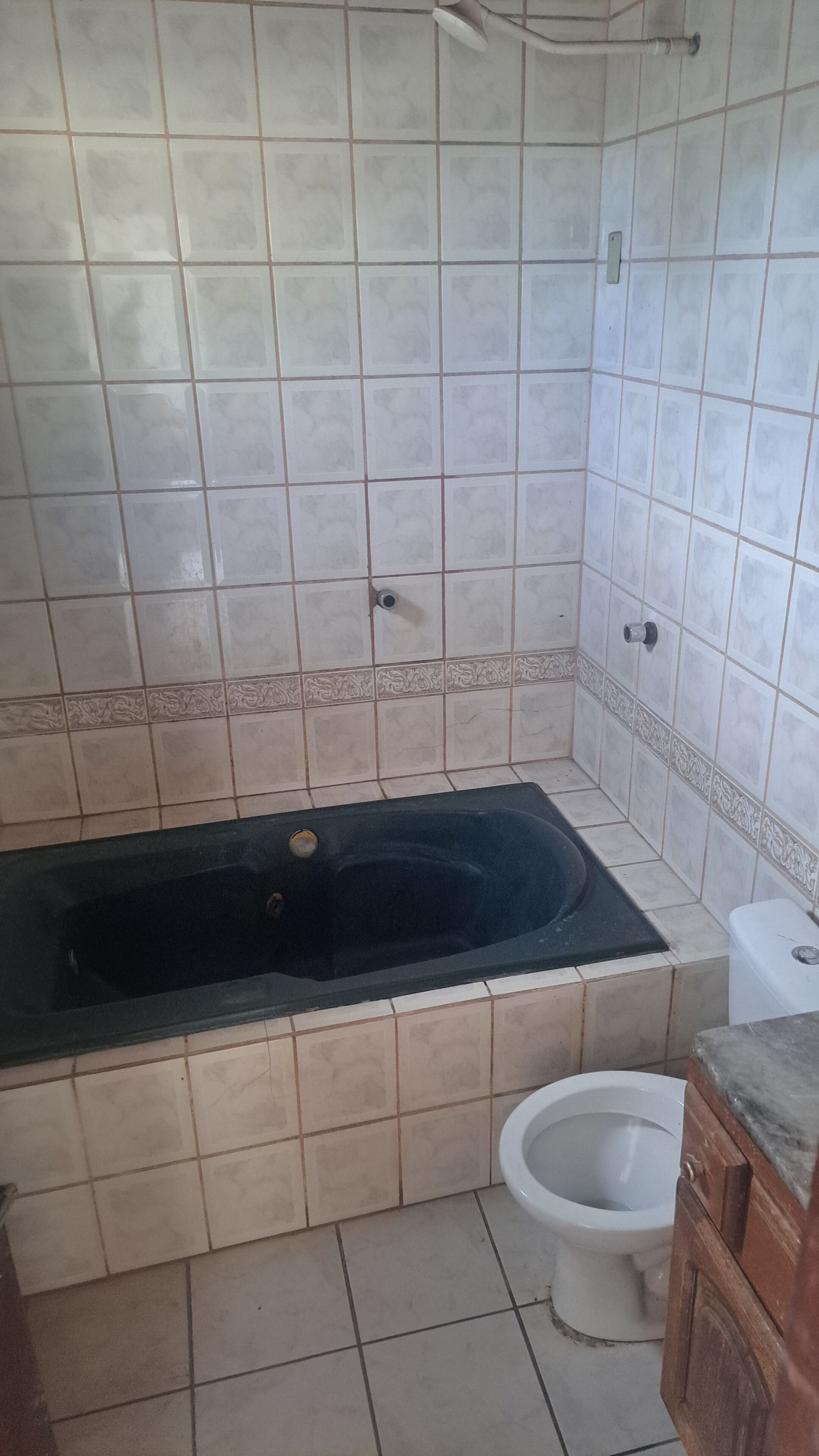 Douche, baignoire à jets, serviettes fournies, savon