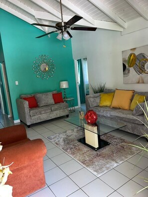 TV - 3-bedroom villa in Drax Hall with AC (Saint Ann's Bay)