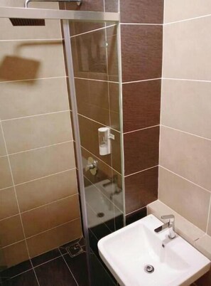 吹风机、毛巾、肥皂、卫生纸