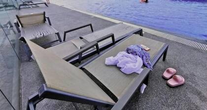 Legoland-Hapy Sunshine Suit-2B2R-3min wlk-Lakeview