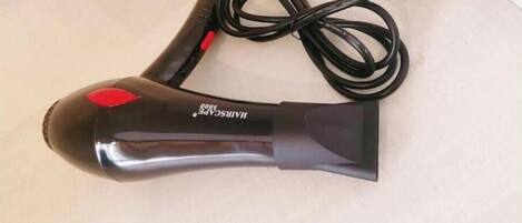 Hiustenkuivaaja, pyyhkeet, saippua, vessapaperi