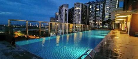 Una piscina al aire libre