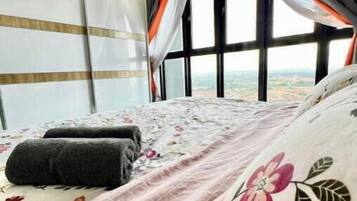 2 bedrooms, iron/ironing board, internet, bed sheets