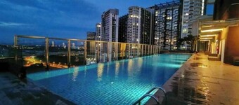 5mins walk to Legoland- Afiniti- 8pax with Bathtub