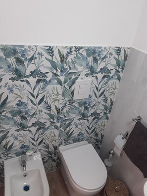 Shower, hair dryer, bidet, towels - MARGIE HOUSE SEAVIEW ROOM Quadruple room with a sea view of Procida harbor.  (Procida)