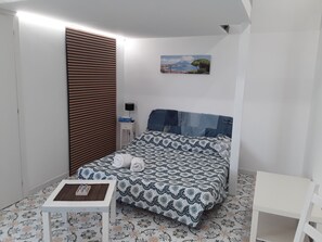 1 bedroom, free WiFi, bed sheets - MARGIE HOUSE SEAVIEW ROOM Quadruple room with a sea view of Procida harbor.  (Procida)