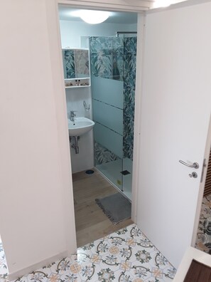 Chuveiro, secador de cabelo, bidê, toalhas de banho