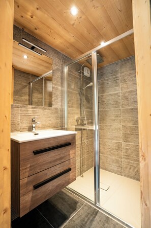 Douche, sèche-cheveux, papier toilette