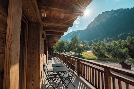 Terrace/patio. CHATEL: 7-person apartment at the foot of the ski and bike slopes