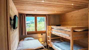 3 bedrooms, travel crib, WiFi, bed sheets