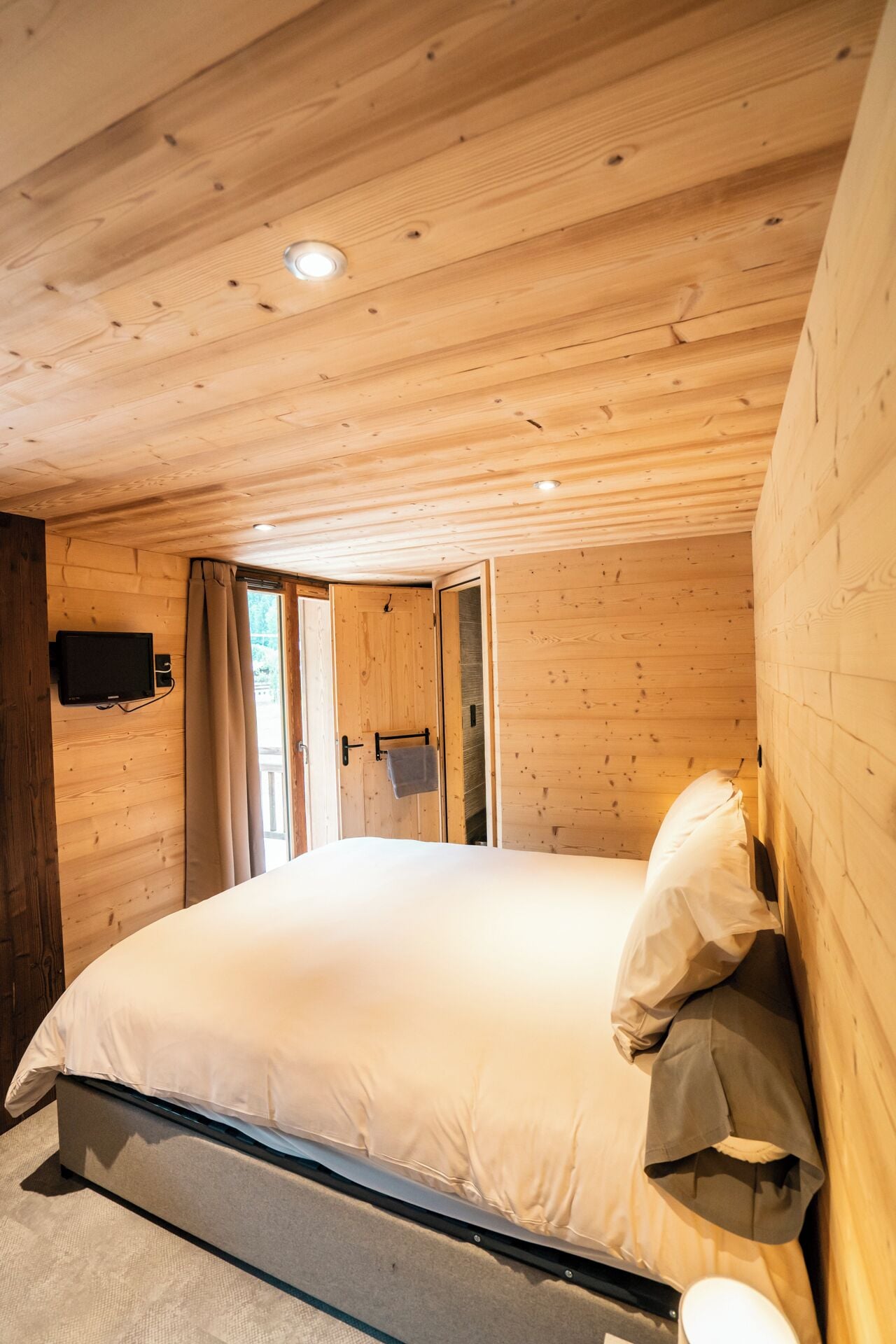 3 bedrooms, travel crib, WiFi, bed sheets