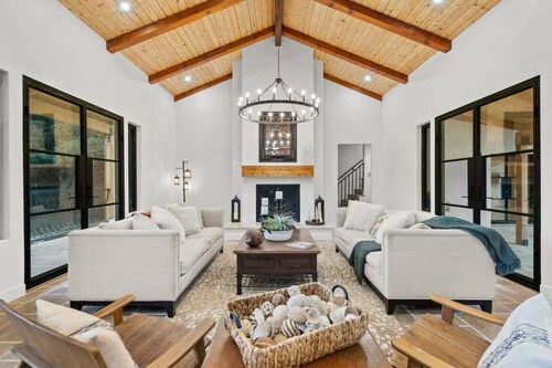 Hacienda Style Home, Swimming Pool, Hot Tub, Outdoor BBQ Area, Fire Pits