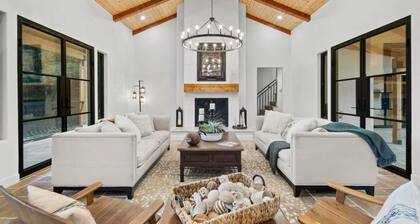 Hacienda Style Home, Swimming Pool, Hot Tub, Outdoor BBQ Area, Fire Pits