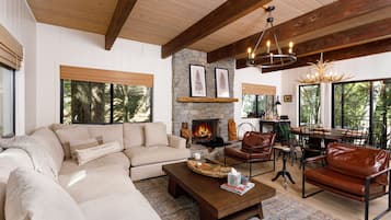 Smart TV, chimenea, videojuegos y tenis de mesa