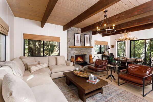 Una Smart TV, una chimenea, videojuegos, una mesa de tenis de mesa