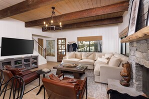 Een smart-tv, een open haard, videogames en een tafeltennistafel