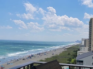 Na praia, espreguiçadeiras 