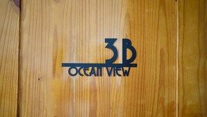 Ein Holzpaneel mit einem 3D-Logo und dem Schriftzug „OCEANVIEW“.