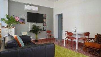 Deluxe Apartment, City View | Living area