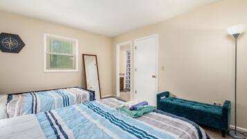 3 Schlafzimmer, Schreibtisch, Bügeleisen/Bügelbrett, Reisekinderbett