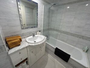 Bidet, serviettes fournies, savon