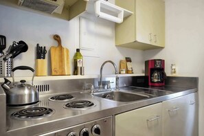 Kahvin-/teenkeitin, keittoastiat/astiat/ruokailuvälineet