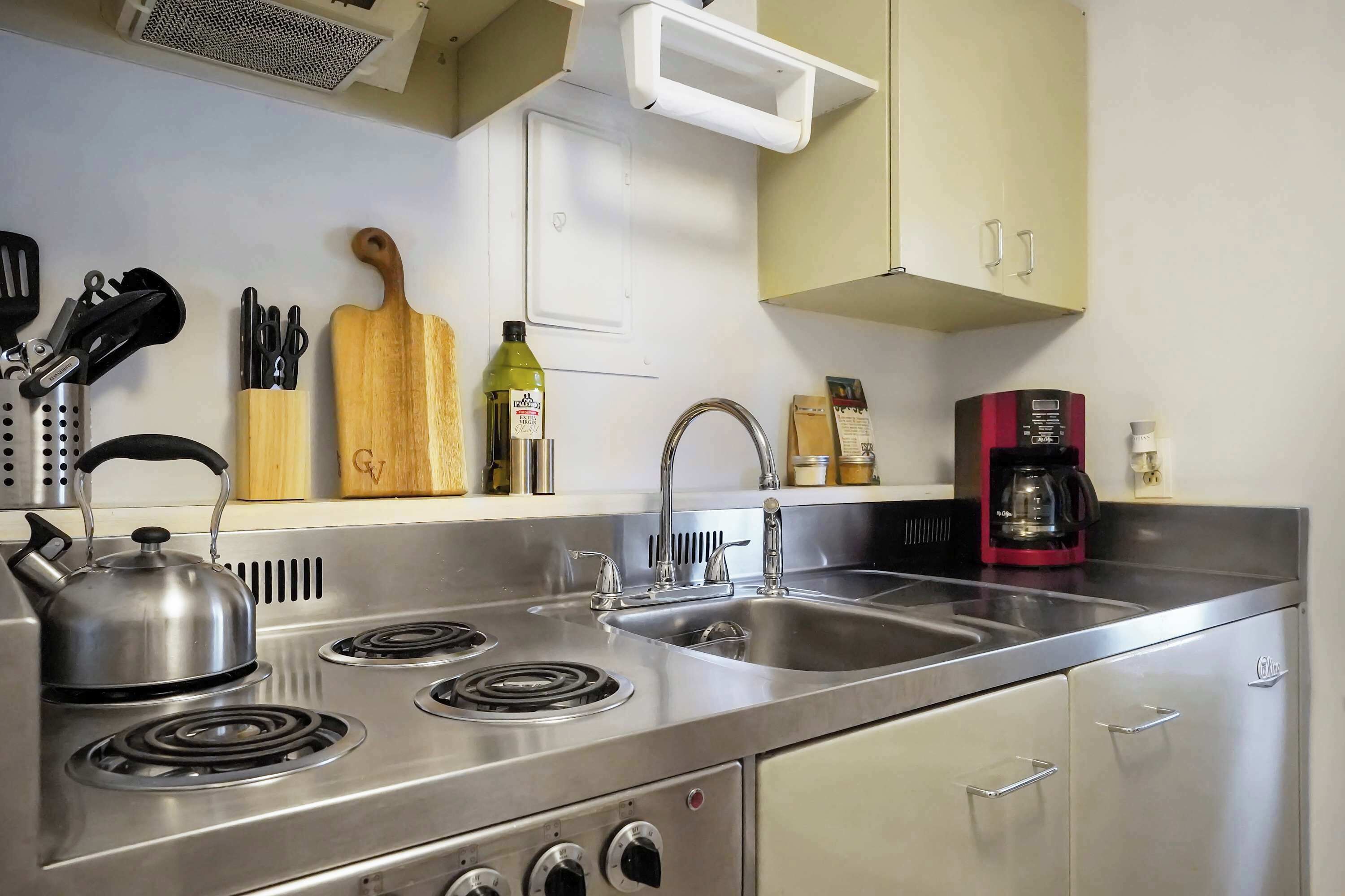 Cafetière/bouilloire, batterie de cuisine, vaisselle et ustensiles