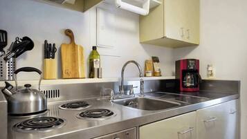 Coffee/tea maker, cookware/dishes/utensils