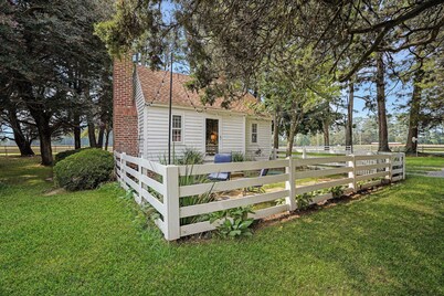 Sweet 1BDR Farm Cottage with Fire Pit and Creek View