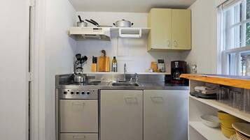 CafetiĂšre/bouilloire, batterie de cuisine, vaisselle et ustensiles