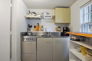 Coffee/tea maker, cookware/dishes/utensils