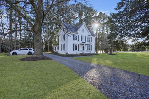 3BR Farmhouse with Porch, Fire Pit, Horseshoe Pit