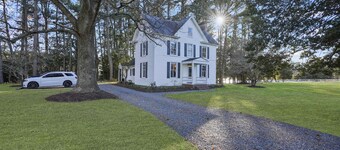 3BR Farmhouse with Porch, Fire Pit, Horseshoe Pit