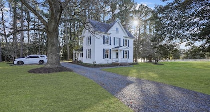3BR Farmhouse with Porch, Fire Pit, Horseshoe Pit