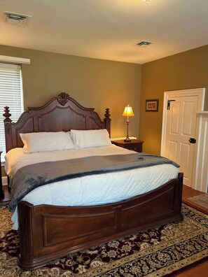 5 bedrooms, iron/ironing board, WiFi, bed sheets - Vaux Hall Manor - 5BR Historic Farmhouse on Bay (Melfa)