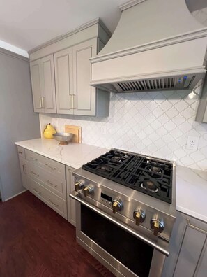 冷蔵庫、電子レンジ、オーブン、コンロ